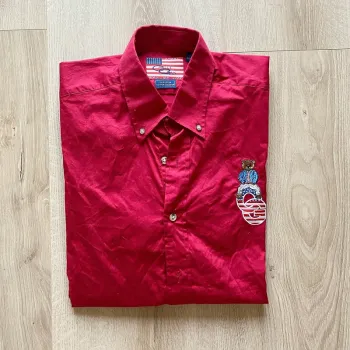 Olly Gan Sport Way of Life Chemise Rouge Homme Logo brodé Ours USA American Bear (Taille L)