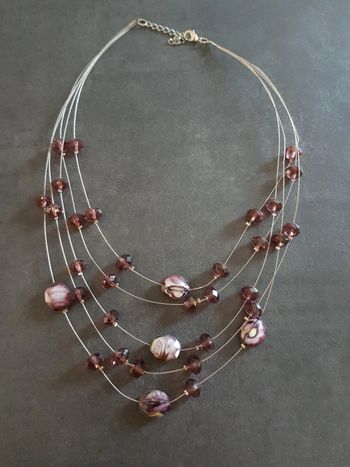 Collier fil perles prunes