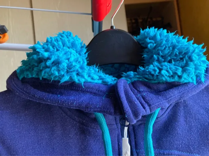 Superbe gilet à capuche molletonné jamais porté bleu royal et ciel - photo numéro 3