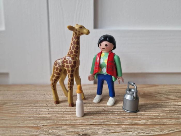 3253 Girafon avec soigneuse