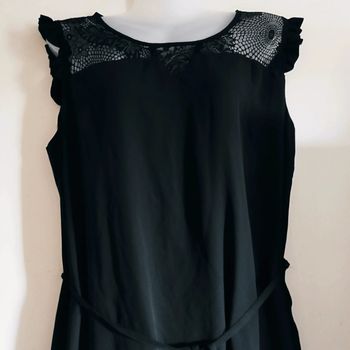 Robe noire manches drapées
