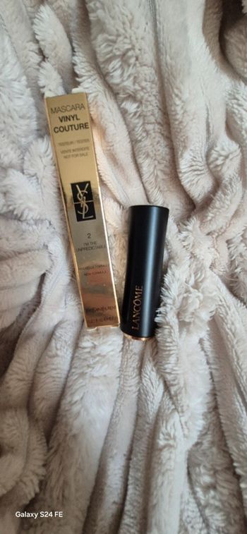 Rouge a lèvres et mascara