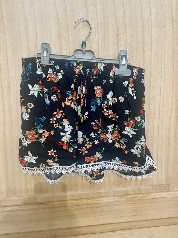 Short fluide fleuri noir avec dentelle – Taille M - photo numéro 2
