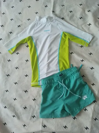 Ensemble de piscine (t-shirt un + short de bain) / taille 4 ans / tbe