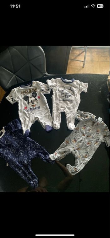 Lot bodys et pyjamas 