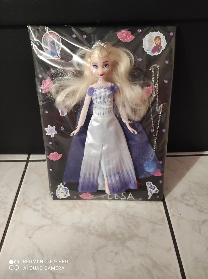 Poupée la reine des neiges + collier