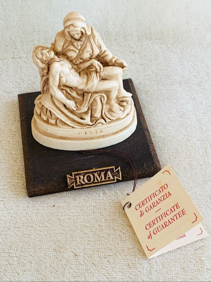 Pietà, mini sculpture réplique souvenir, base en bois