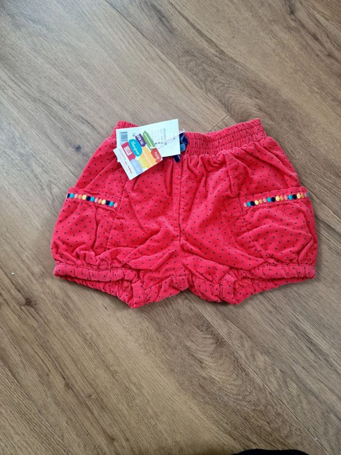 Short rouge neuf - photo numéro 2