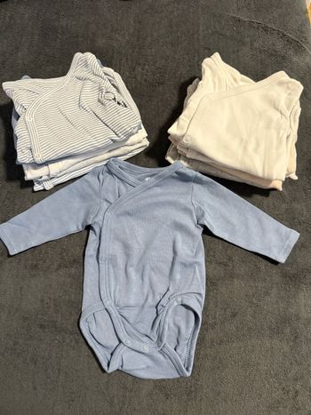 Lot de 11 bodies taille 1-2 mois garçon