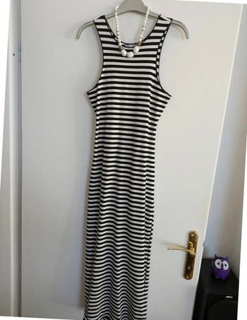 Robe longue avec ouverture dans le dos