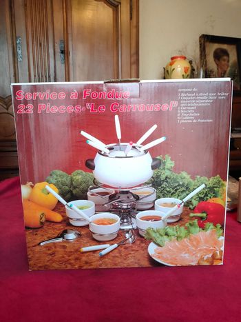Service à fondue 22 pièces neuf jamais servi 