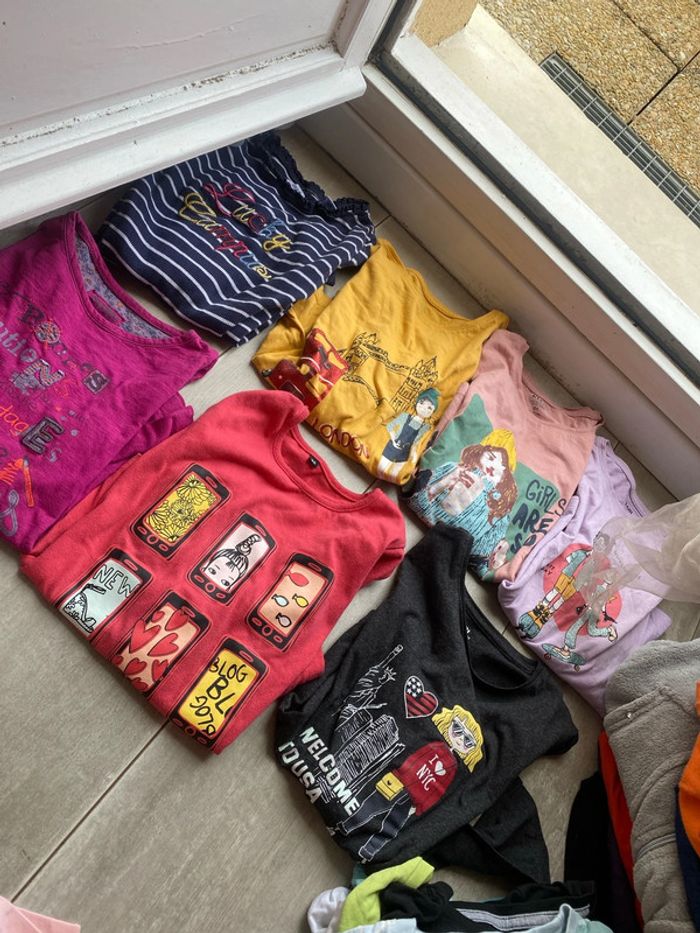 Lot de sept. T-shirts manches longues taille huit ans.