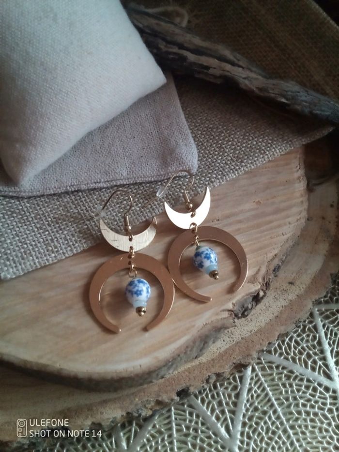 Boucles d'oreilles bohèmes lunes fleurs bleues