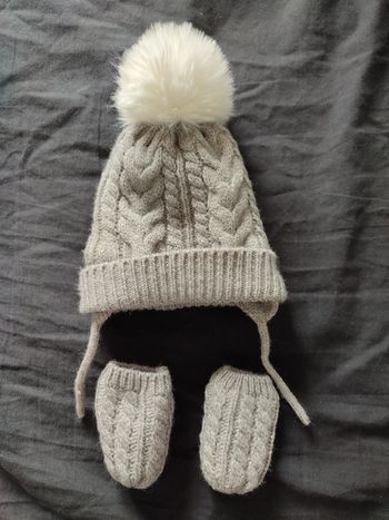 Ensemble bonnet et petite moufle gris a torsades