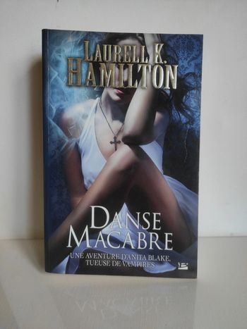 Livre grand format tome 14 danse macabre de la série Anita blake