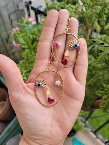 Clips asymetriques visages abstraits