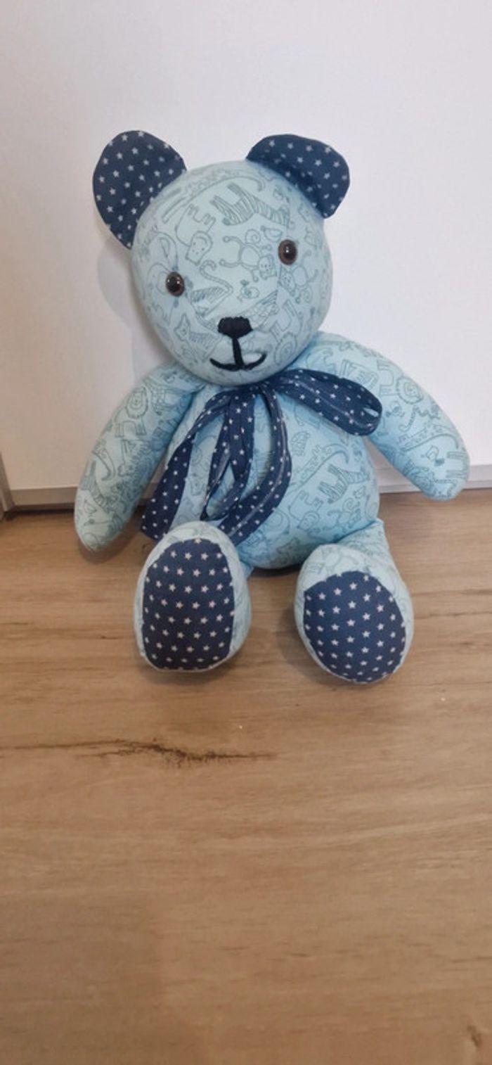 Ours en peluche bleu fait main