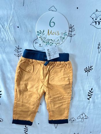 Pantalon moutarde neuf avec étiquette 6 mois