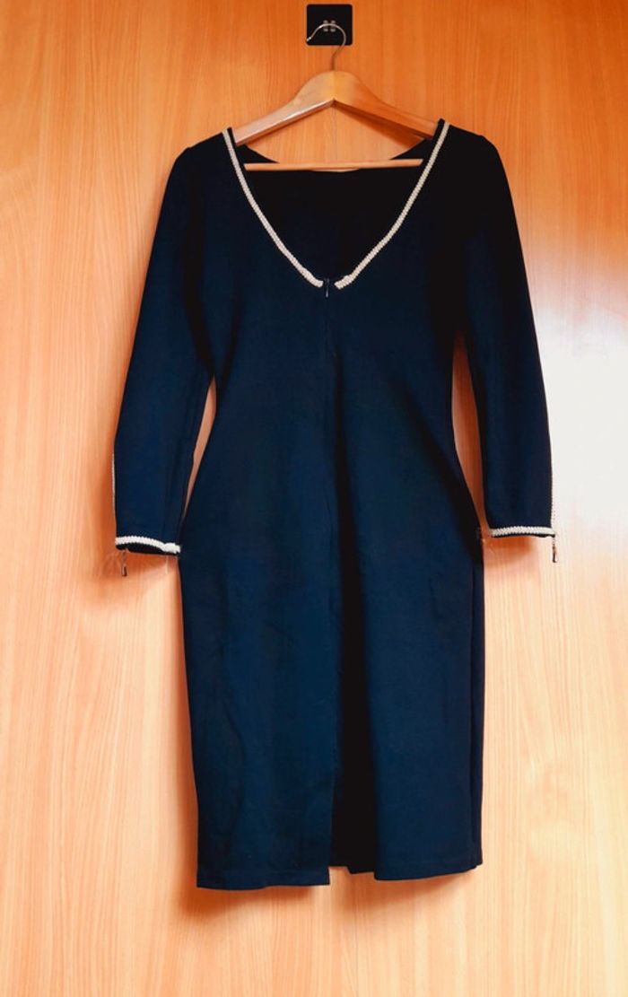 Robe noire strech de taille S avec quelques petites imperfections au niveau des coutures. - photo numéro 2