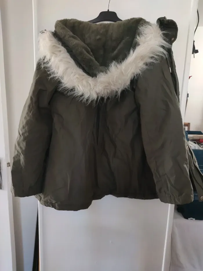 Manteau avec fausse fourrure