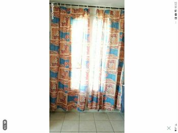 2 rideaux   multicolore  très bon état  taille  140  / 260 cm