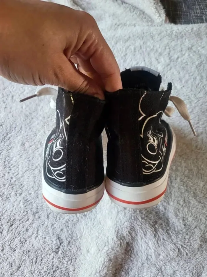 Baskets style converse montantes Mickey taille 28 - photo numéro 5