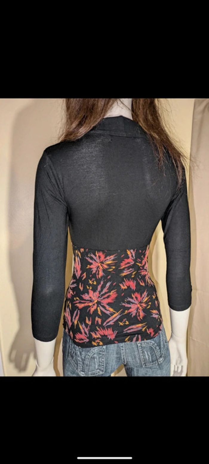 Haut noir et motif floral manche 3/4 - photo numéro 4