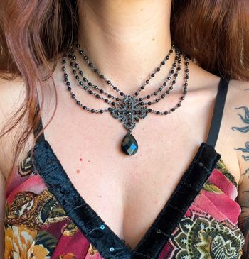 Collier multi chaines croix perles noires Baroque Victorian Goth