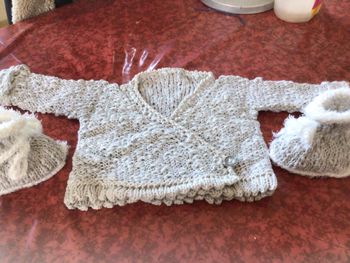 Cache cœur bébé 3 mois plus chaussons .