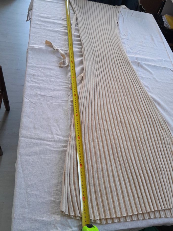 Jolie robe moulante fine longue effet légèrement évasée dans le bas - photo numéro 7