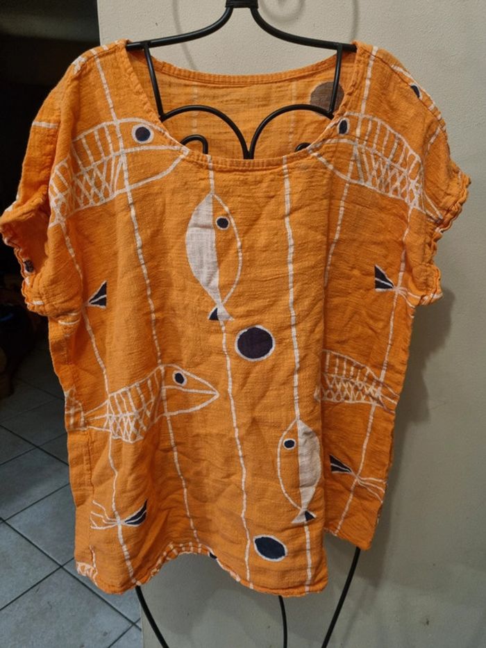 T-shirt orange avec poissons blancs