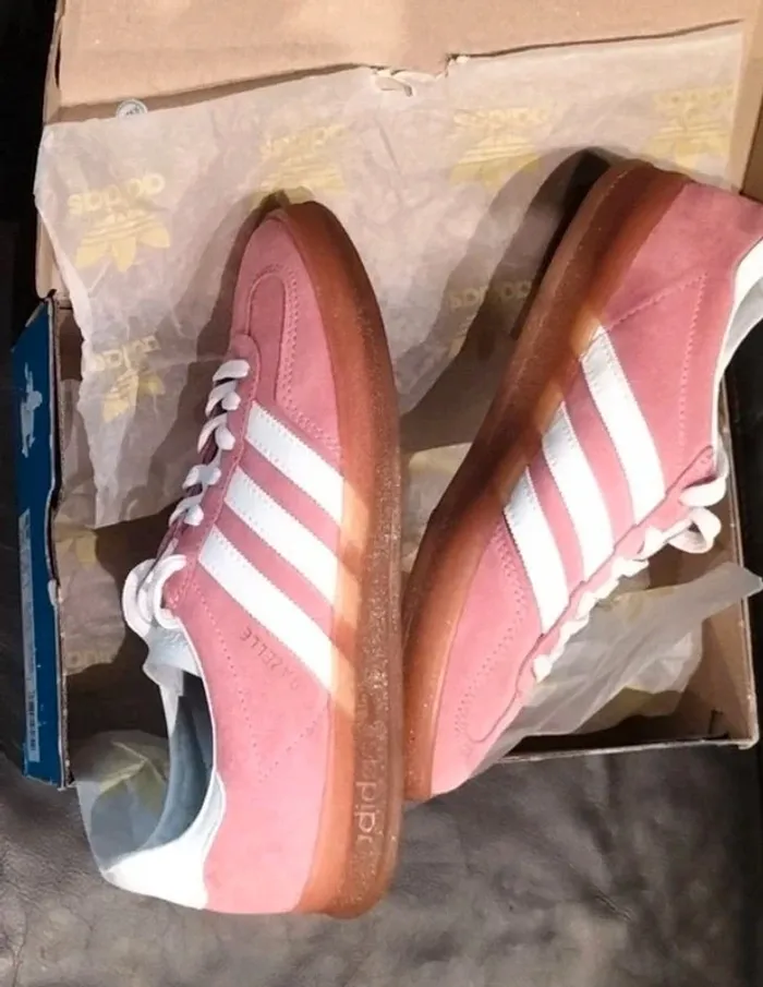 Baskets Adidas Gazelle couleur vieux rose