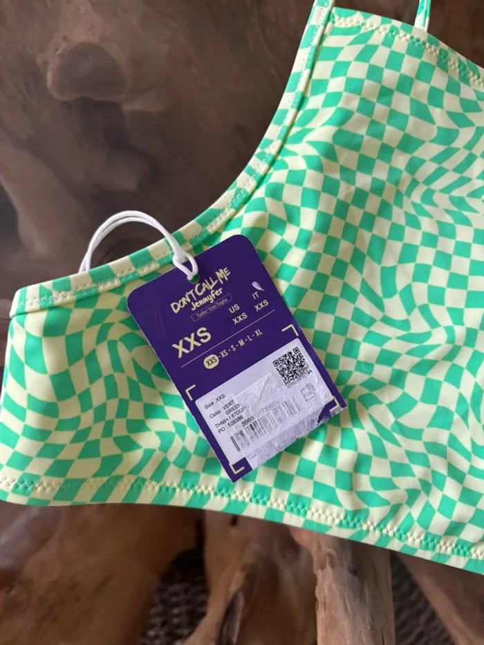 Haut de la photo de Don't call me Jennyfer - photo numéro 4