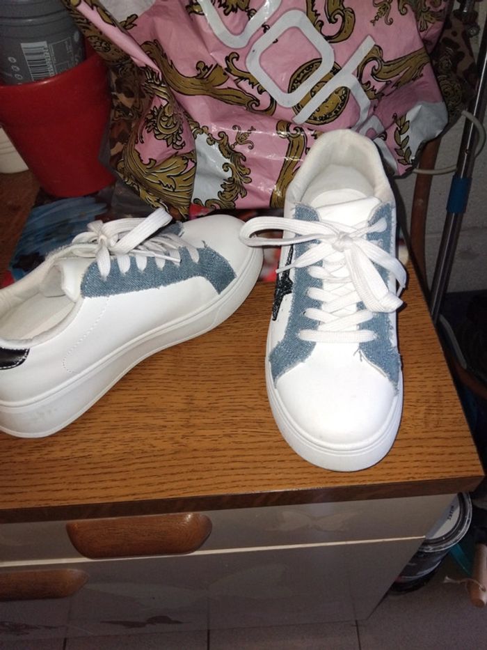 Baskets blanches et bleue