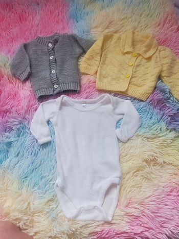 🌸 Lot de 2 gilets maille et 1 body velours de naissance