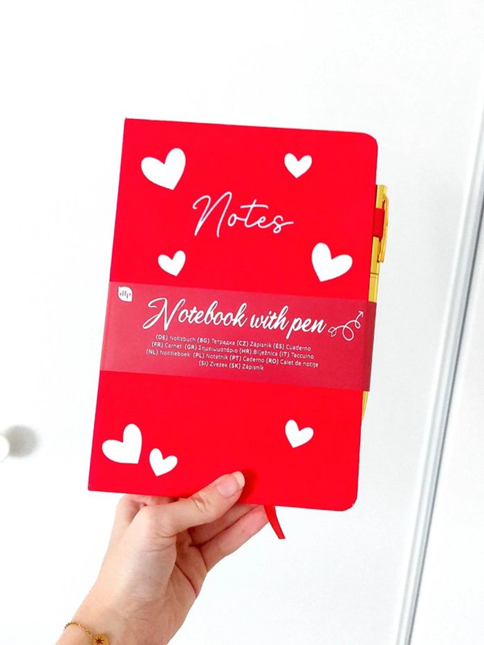 Carnet de notes rouge avec stylo neuf