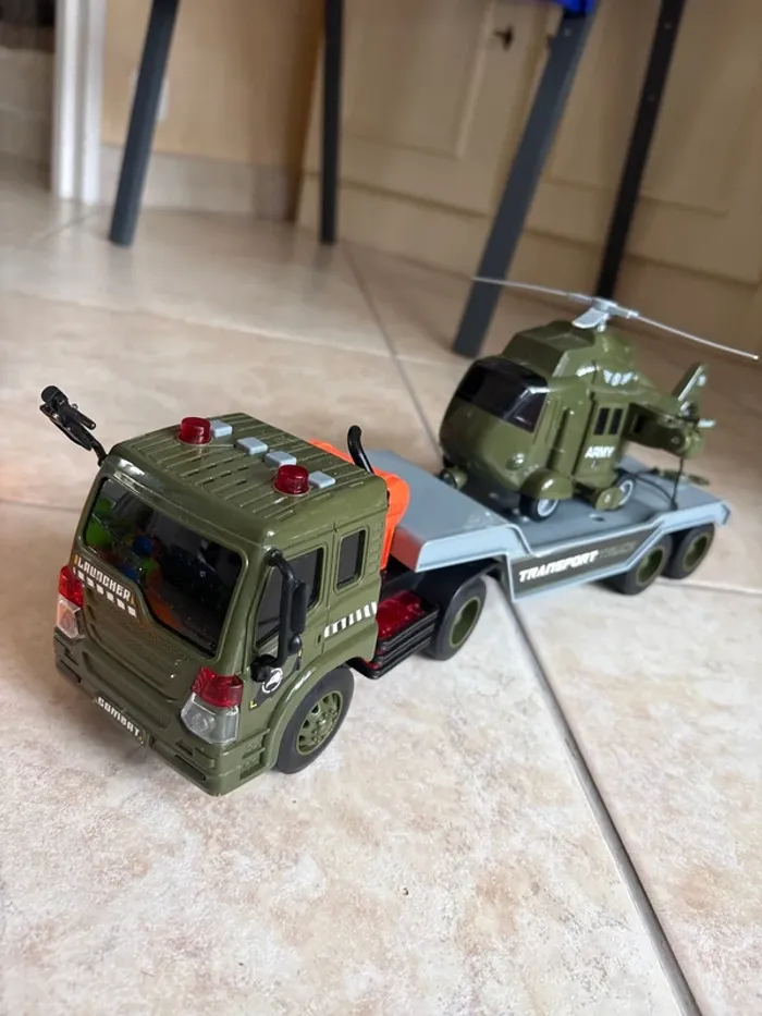 Camion militaire sonore et lumineux Avec hélicoptère