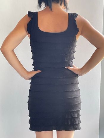 Petite robe noire femme originale à volants