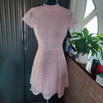 Robe rose effet brodé avec doublure XS 34 14 ans FB sister