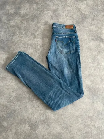 Levi’s Slight Curve Straight leg