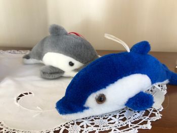 Lot de 2 petits dauphins en peluche