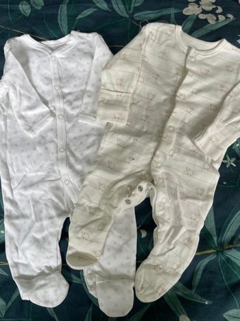 Lot 2 pyjamas neuf  1 mois 