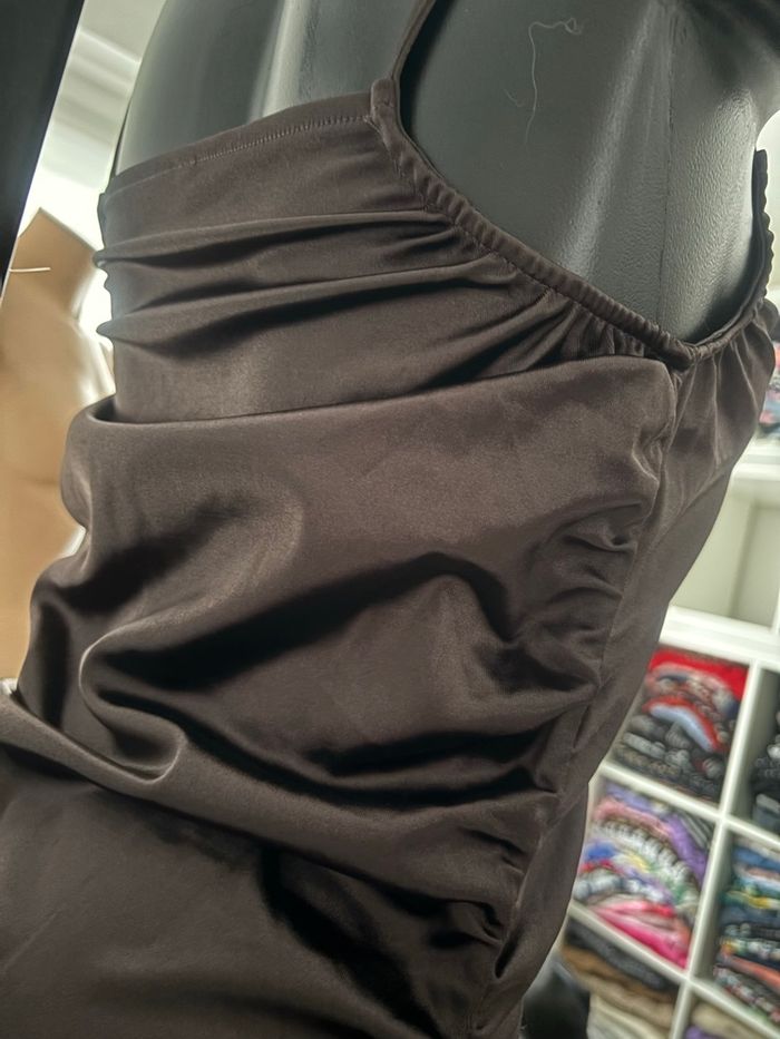 Robe satinée neuve - photo numéro 2