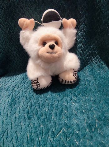 🌺 Peluche gorille blanc jouant avec un ballon