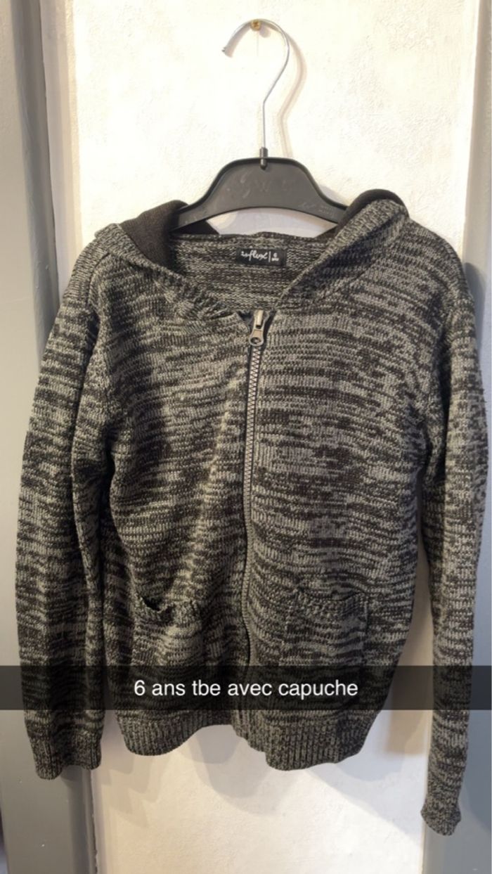 🧥 Gilet zippé avec capuche – 6 ans