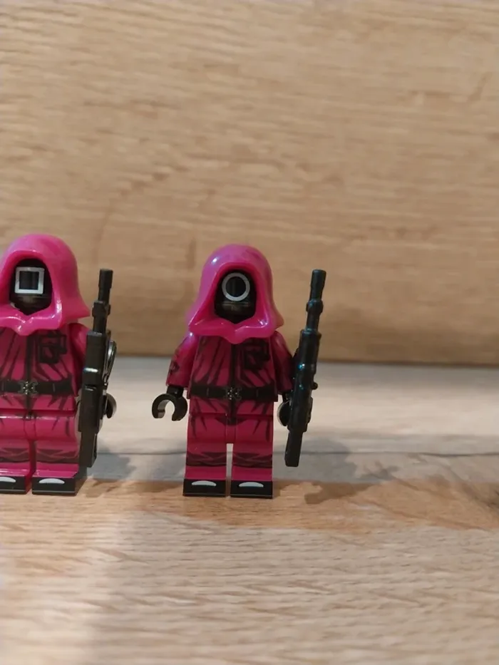 Figurines type lego Le maître du Jeux et 3 gardes Squid Game - photo numéro 5