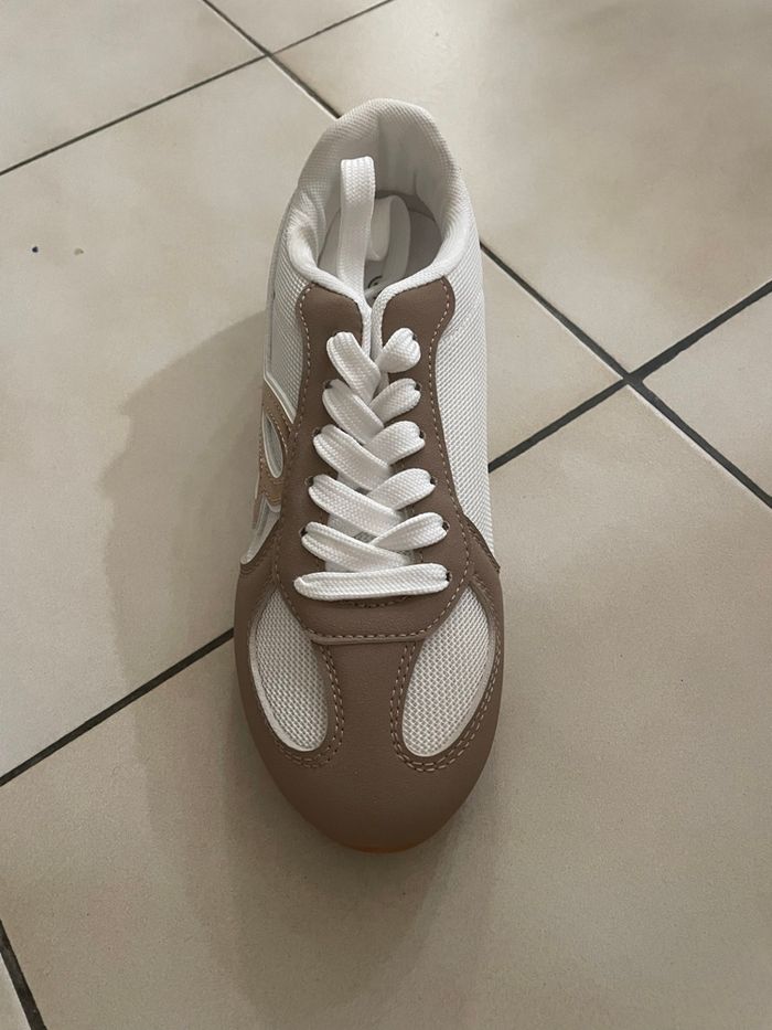 Magnifiques Sneackers  blanc marron glacé et finitions dorées très classes - photo numéro 2