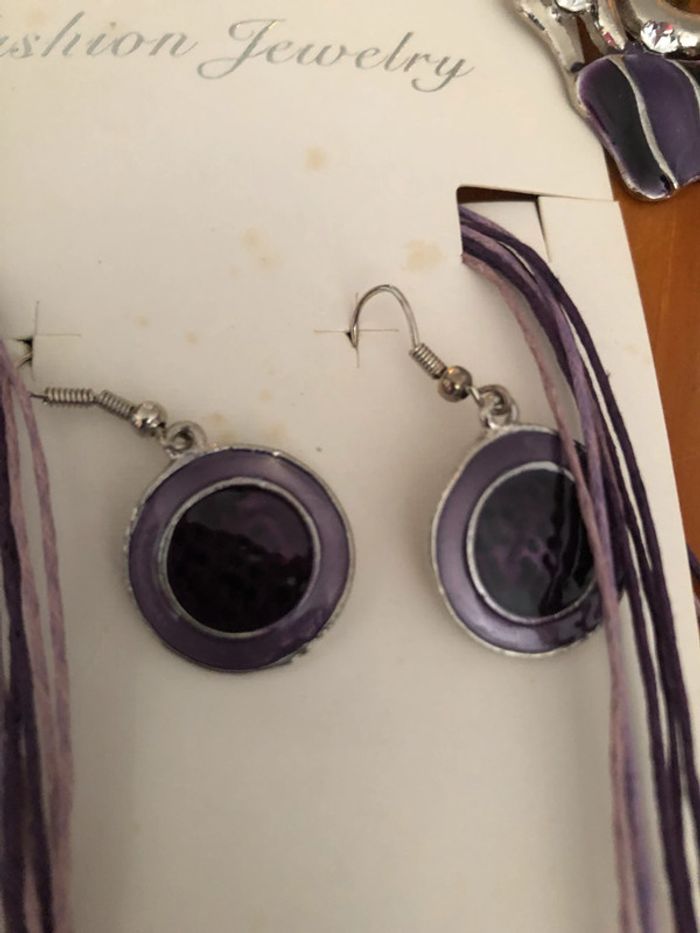 Parure collier et boucles d'oreilles mauves neuves