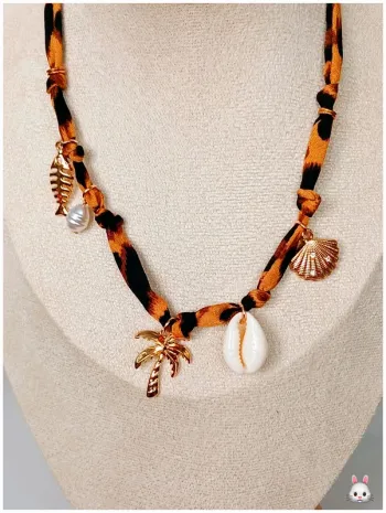Collier foulard imprimé + breloques dorées et coquillage – Esprit bohème plage