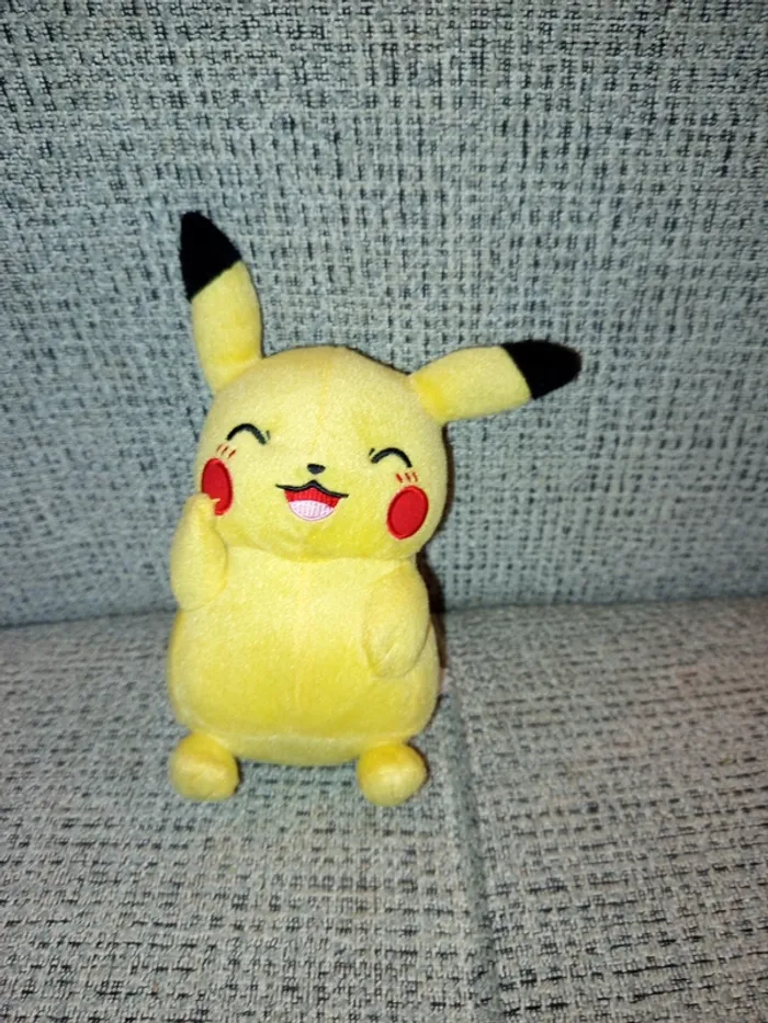 Peluche Pokémon Tomy Pikachu